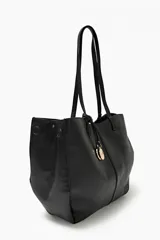 Cartera tote negra de cuero sintético con doble asa de hombro y dije metálico circular con el nombre de la marca.