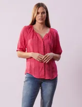 Blusa blanca de algodón marca Zac & Rachel, con cuello a la base, escote en V, abertura central con botones y sisa con aplique calado.