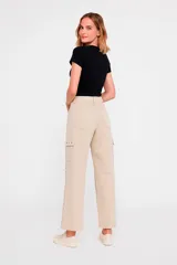 Pantalón cargo de jean color negro con corte ancho, bolsillos laterales y detalle de tachas plateadas en los laterales.