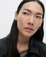 Aros geométricos distintivos de plata con forma cuadrada alargada.