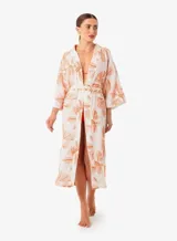 Kimono largo con estampado floral color naranja sobre fondo blanco, con mangas anchas y cinturón de cuentas.