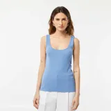 Camiseta sin mangas azul de punto acanalado con cuello redondo.