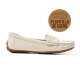 Mocasín color beige con plantilla de cuero y suela marrón.