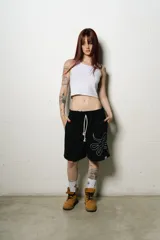 Bermuda negra de algodón con corte oversize y logo trigrama bordado en blanco en la pierna derecha.