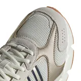 Championes Adidas Crazychaos 2000 color blanco con detalles en dorado y azul marino.