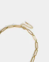 Collar corto dorado con cadena de eslabones rectangulares alargados en acero inoxidable y cierre de mosquetón.