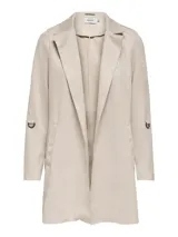 Abrigo largo color beige de gamuza sintética, con cuello solapa y mangas largas con lazo ajustable.