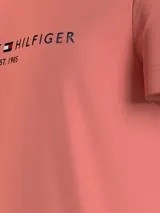Remera color salmón de algodón con cuello redondo y logo de Tommy Hilfiger bordado en el pecho.