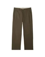 Pantalón estilo carpenter de marca Obey, confeccionado en twill de algodón color verde militar. Presenta un corte recto y calce regular, con cierre frontal de botón y bragueta. Incluye bolsillos frontales, bolsillos traseros tipo parche con etiqueta de la marca y bolsillos laterales característicos del estilo carpintero.