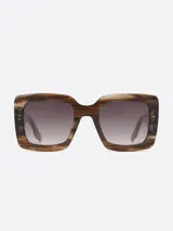 Lentes de sol con montura gruesa color marrón con diseño de vetas de madera y lentes degradadas de gris a transparente.