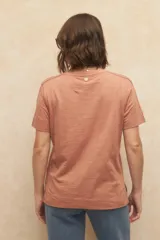 Remera de manga corta de algodón, diseño básico y corte suelto, disponible en varios colores.