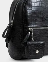 Mochila negra con efecto piel de cocodrilo, bolsillo frontal con cierre, charm de monedero colgante, correas regulables, manija superior, doble cierre superior y bolsillos laterales.