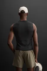 Musculosa deportiva negra de tejido elástico compresivo con cuello redondo y sisa ancha.