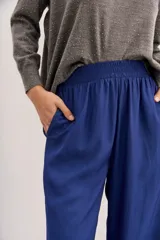 Pantalón palazzo azul eléctrico de tiro alto con cintura elastizada y bolsillos diagonales.