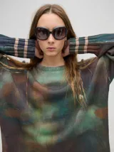 Buzo de algodón con estampado abstracto en tonos tierra y verde, de corte holgado y largo por debajo de la cintura, con puños acanalados.