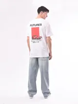 Remera blanca de algodón con estampado pequeño en el pecho con la frase "A Thousand Futures".