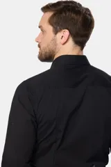 Camisa de vestir negra de corte clásico con mangas largas.