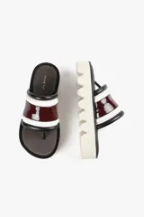 Sandalia con base alta, capellada ancha con acabado brillante y estructura acolchada. Suela dentada.