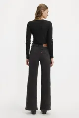Pantalón de jean negro de tiro alto, corte acampanado y bajo desflecado.