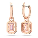 Aros colgantes con forma de argolla y dije rectangular con cristal rosa central y engarce de circonitas blancas, con baño de oro rosa.