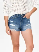 Short de jean negro con roturas y bordes deshilachados.