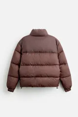 Campera puffer marrón con cuello alto, cierre frontal con cremallera, bolsillos laterales y puños elásticos.
