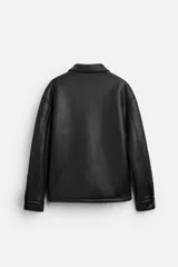 Sobrecamisa marrón de efecto piel con interior de borreguillo combinado a tono, de corte relaxed fit, cuello solapa, manga larga con puños abotonados, bolsillos de plastrón en pecho y laterales en cadera, efecto lavado y cierre frontal con botones a presión.