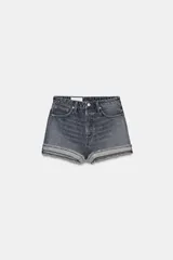 Shorts de denim de tiro alto, color gris oscuro desgastado, con bajo desflecado y vuelta. Presenta cierre frontal con cremallera y botón, y cinco bolsillos.