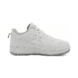 Championes urbanos color beige con detalles en blanco, cordones blancos y suela marrón.
