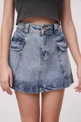 Minifalda de jean azul claro con lavado ácido, tiro alto, corte recto y bolsillos tipo cargo con solapa.