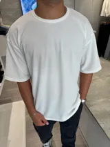 Remera blanca de waffle, corte amplio y mangas cortas.