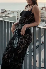 Vestido largo negro de encaje elastizado, con tirantes finos y escote recto.