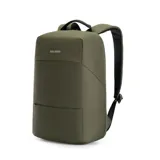 Mochila verde militar de poliéster reciclado, con capacidad para laptops de hasta 15,6 pulgadas. Cuenta con bolsillos frontales con cierre, cinturón para valija en la parte trasera y tela a prueba de agua.