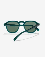 Gafas de sol Hawkers modelo Blackjack, unisex, con montura cuadrada color verde esmeralda y lentes verdes.