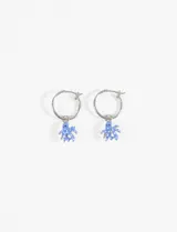 Aros colgantes de bronce pintado en color azul con diseño de pulpo.