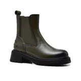 Bota Chelsea de cuero sintético negro con elásticos laterales, caña media, suela track y tirador trasero.