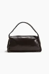 Cartera pequeña color marrón oscuro, de tejido revestido con tira entrelazada en los bordes. Tiene cierre superior, correa corta y forro de tafeta.