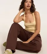Pantalón de algodón color marrón, modelo barrel con cintura elástica, cordón para ajuste en la cintura y forro de polar.