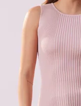 Musculosa celeste en tejido acanalado, marca Tahari, con cuello a la base y sin mangas.