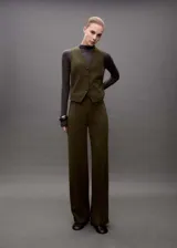 Pantalón de punto verde militar, de tiro medio, corte recto y diseño largo.