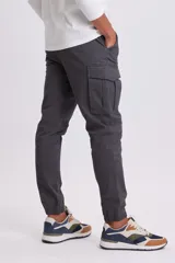Pantalón cargo estilo jogger color gris oscuro, con bolsillos laterales y tobillos ajustados con elástico.