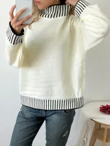 Sweater color borgoña de tejido de punto con cuello alto y terminaciones acanaladas en color crema.
