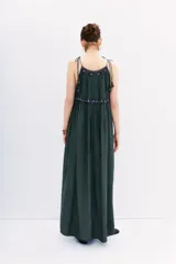 Vestido largo verde oscuro de viscosa con breteles finos y bordados florales en el frente y la espalda.