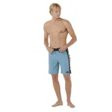 Bermuda de baño celeste con cintura y laterales en negro. Fabricada con tejido reciclado Mirage Core, presenta un corte medio con una costura exterior de 48cm.