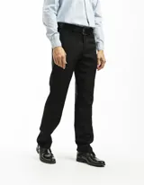 Pantalón de vestir negro, de corte recto, con bolsillos laterales y traseros. Se ajusta a la cintura con cinturón de cuero negro.