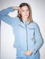 Campera de jean celeste, marca Baccini, con cierre central, bolsillos delanteros y corte entallado.