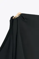 Top celeste de satén con cuello amplio, manga asimétrica y fornitura dorada en el hombro.