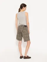 Bermuda de jean con estampado animal print.