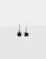 Par de aros colgantes plateados con forma circular, con centro de piedra negra y borde de strass.