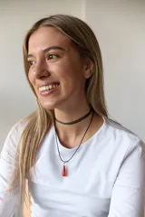 Gargantilla con tira de cuero negro y dije de piedra natural azul en forma de gota.